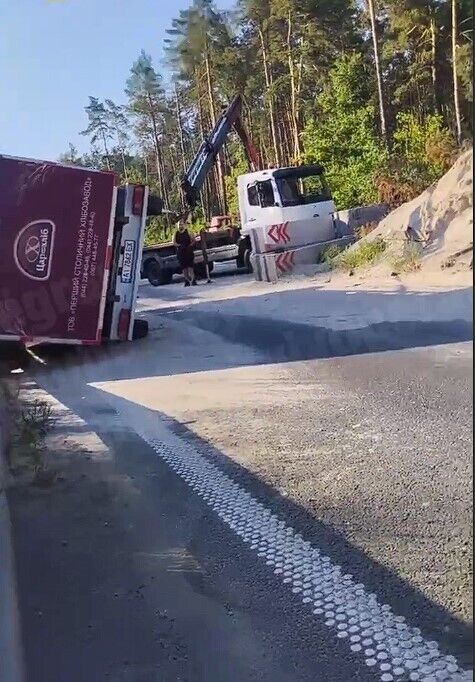 У Броварах посеред дороги перекинувся вантажний автомобіль. Відео
