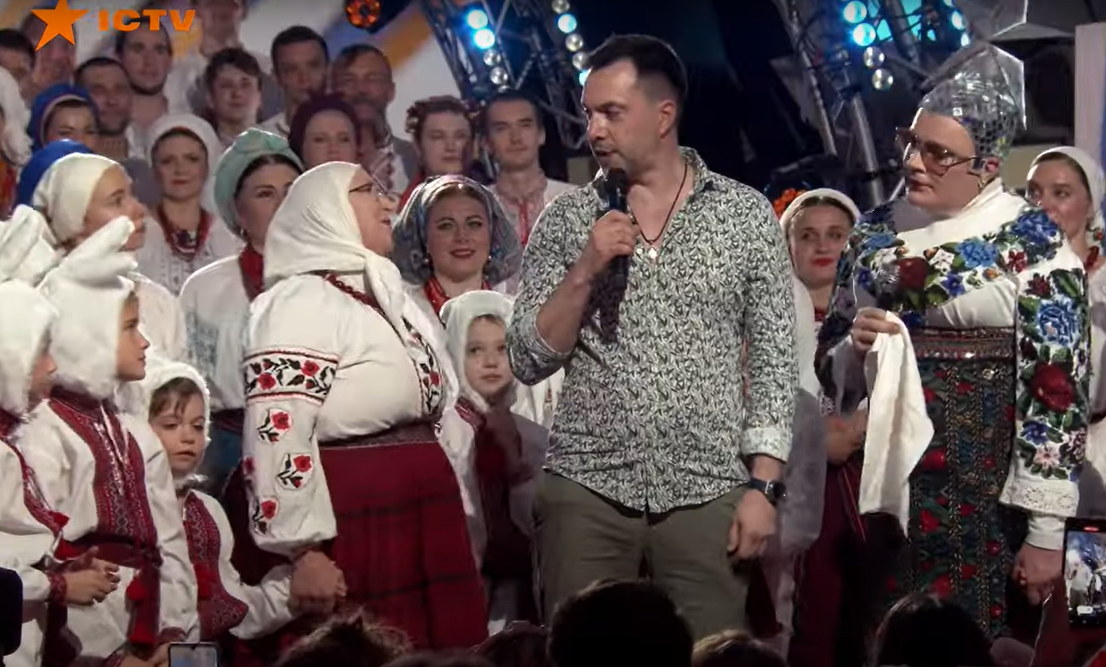 Алексей Арестович неожиданно появился на концерте ко Дню Независимости Украины