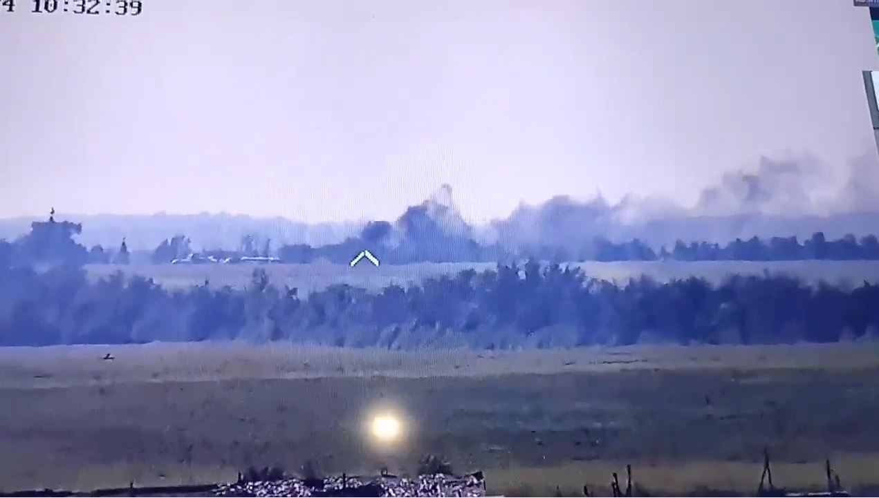 Догорающий российский вертолет в украинских полях
