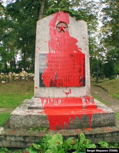 Кінець ментальної окупації: країни ЄС зносять пам'ятники СРСР, у Росії зляться та порушують справи