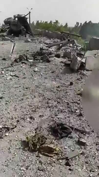 Воронки и тела убитых оккупантов: появилось новое видео с последствиями удара HIMARS по мосту через Каховскую дамбу