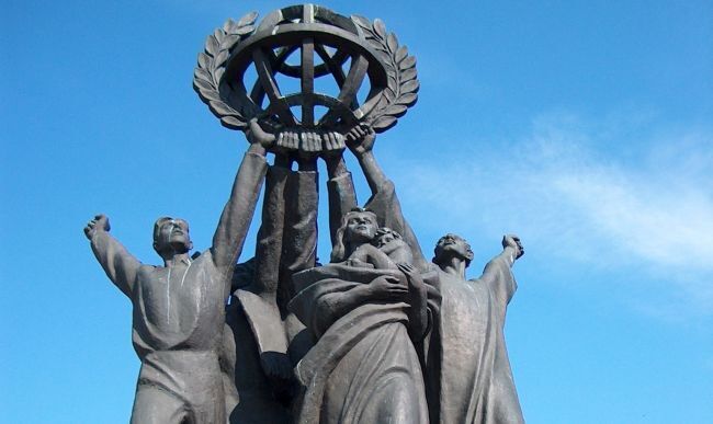 Конец ментальной оккупации: страны ЕС сносят памятники СССР, в России злятся и открывают дела