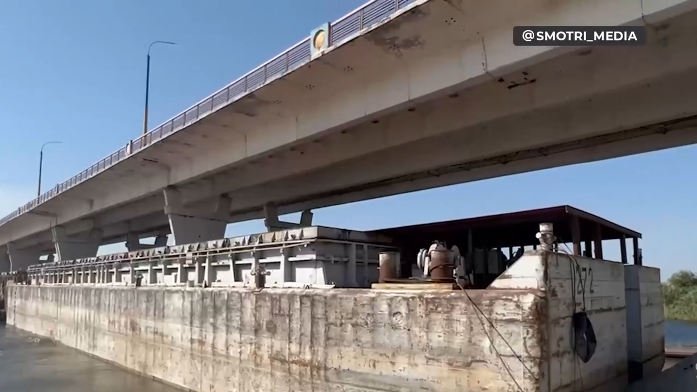 Из го*на и палок: гауляйтер Стремоусов похвастался переправой из барж вместо Антоновского моста. Видео