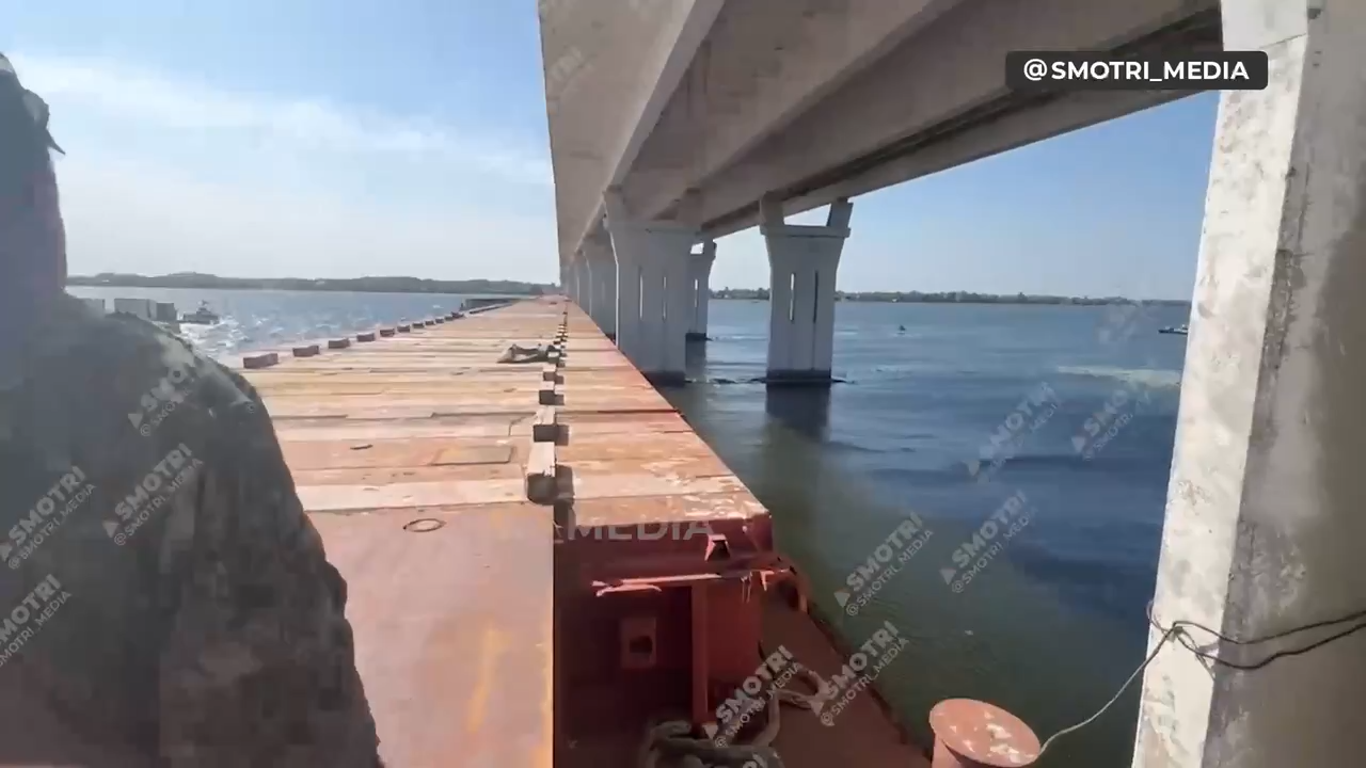 Из го*на и палок: гауляйтер Стремоусов похвастался переправой из барж вместо Антоновского моста. Видео