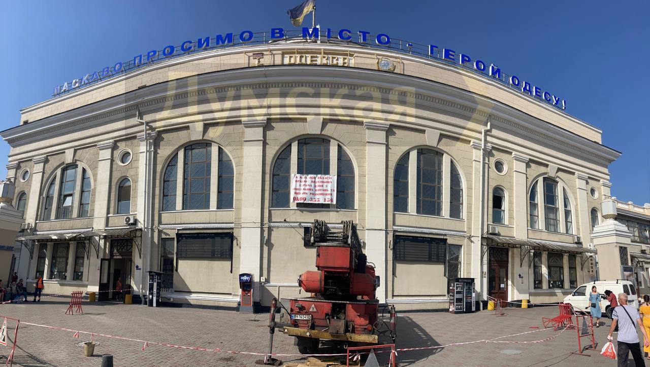 В Одесі на вокзалі радянську символіку замаскували тризубом