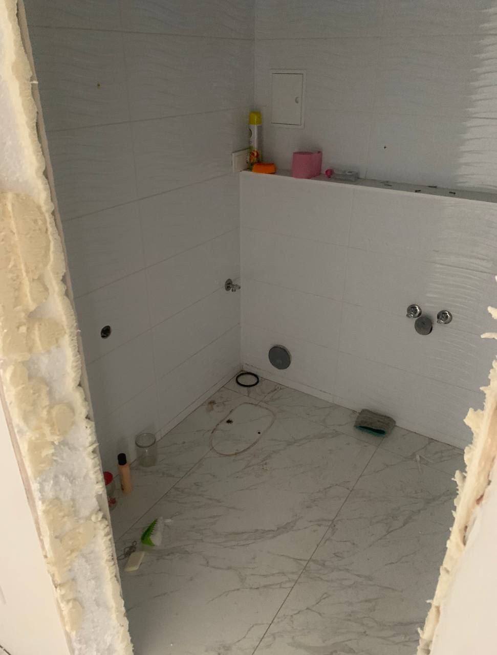 В Ирпене супружеская пара вынесла все имущество из арендованной квартиры: демонтировали даже унитаз. Фото