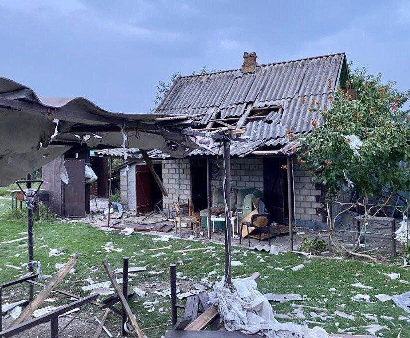 Двір на Дніпропетровщині після російського обстрілу