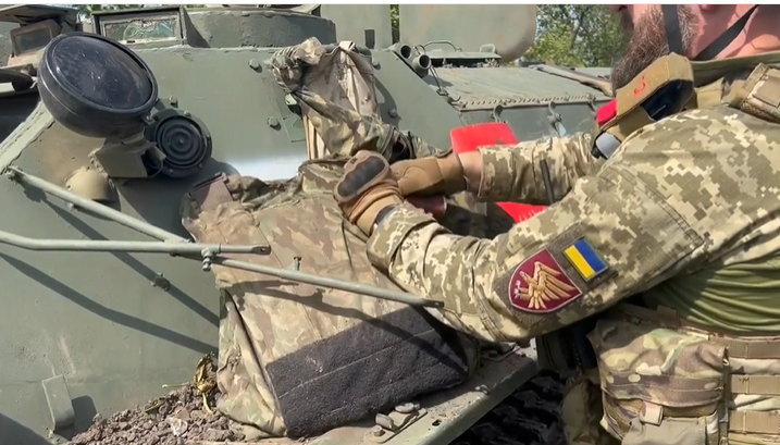 ''Друга армія світу'' використовує пожежні щити замість бронежилетів: українські захисники показали цікавий трофей. Відео