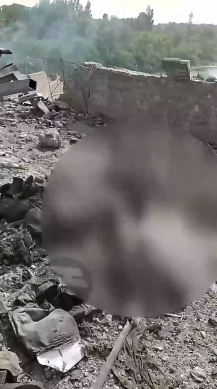 Вирви і тіла вбитих окупантів: з’явилося нове відео з наслідками удару HIMARS по мосту через Каховську дамбу 