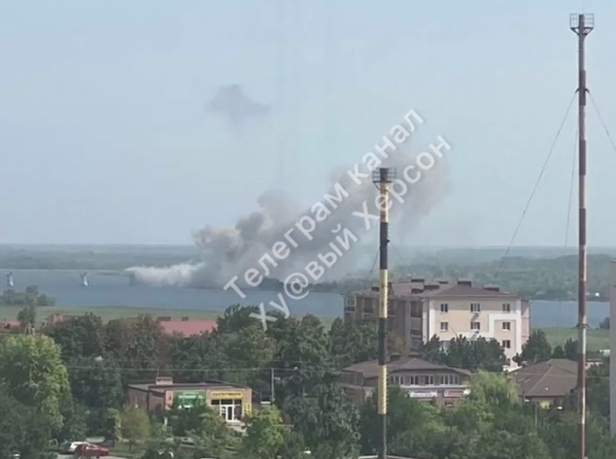 На Антоновском мосту в Херсоне "бавовна", а в Чернобаевке детонирует боекомплект. Видео