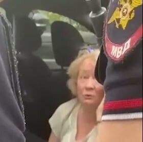 Правоохранители задержали поджегшую машину женщину.