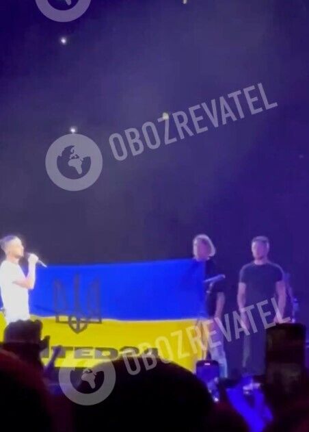 На сцене развернули флаг Украины.