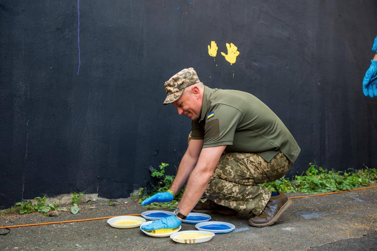 Мурал створив відомий художник-мураліст Андрій Ковтун