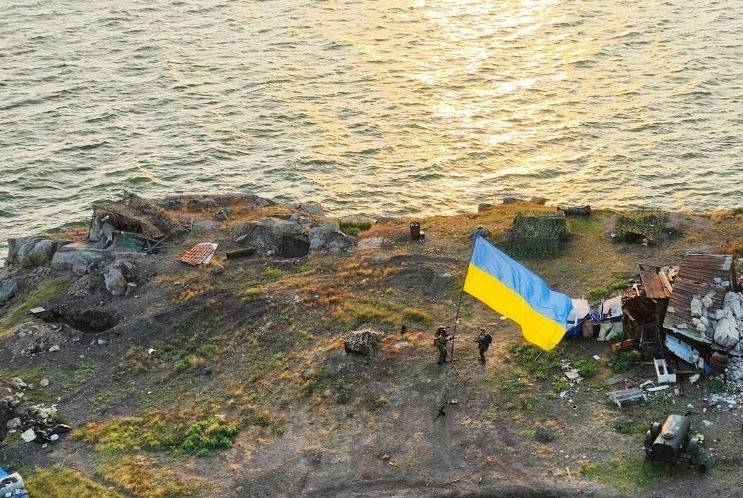 Українські військові встановили на острові Зміїний прапор України.