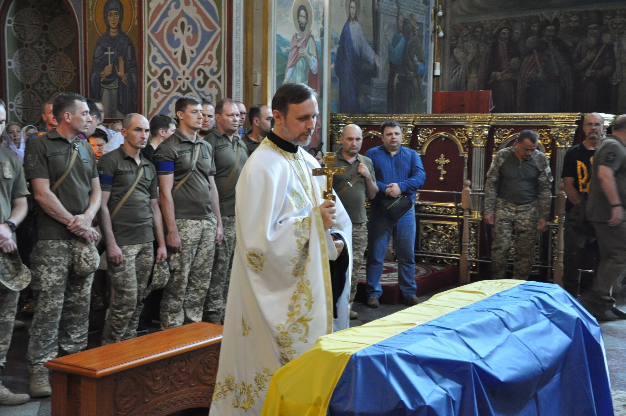 У Києві попрощалися з воїном і музикантом Барвінком-Скрипалем: його батько загинув двома місяцями раніше. Фото 