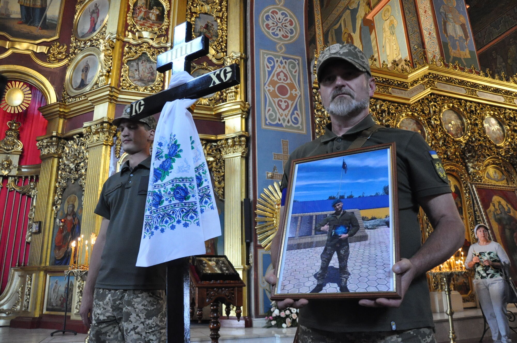 В Киеве простились с воином и музыкантом Барвинком-Скрипалем: его отец погиб двумя месяцами раньше. Фото