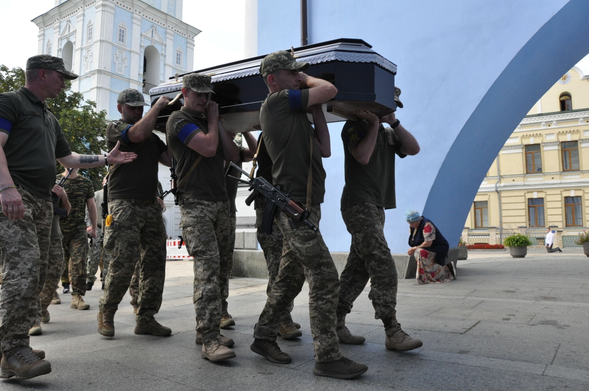 В Киеве простились с воином и музыкантом Барвинком-Скрипалем: его отец погиб двумя месяцами раньше. Фото