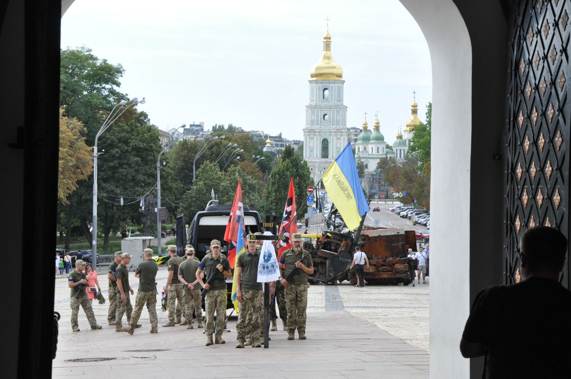 У Києві попрощалися з воїном і музикантом Барвінком-Скрипалем: його батько загинув двома місяцями раніше. Фото 