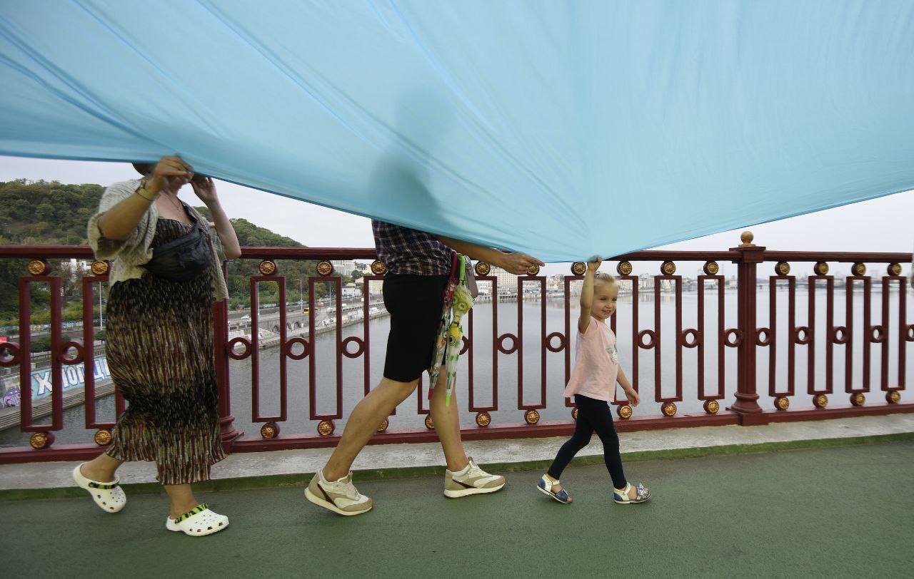 В Киеве с помощью огромного флага Украины объединили два берега Днепра. Фото и видео