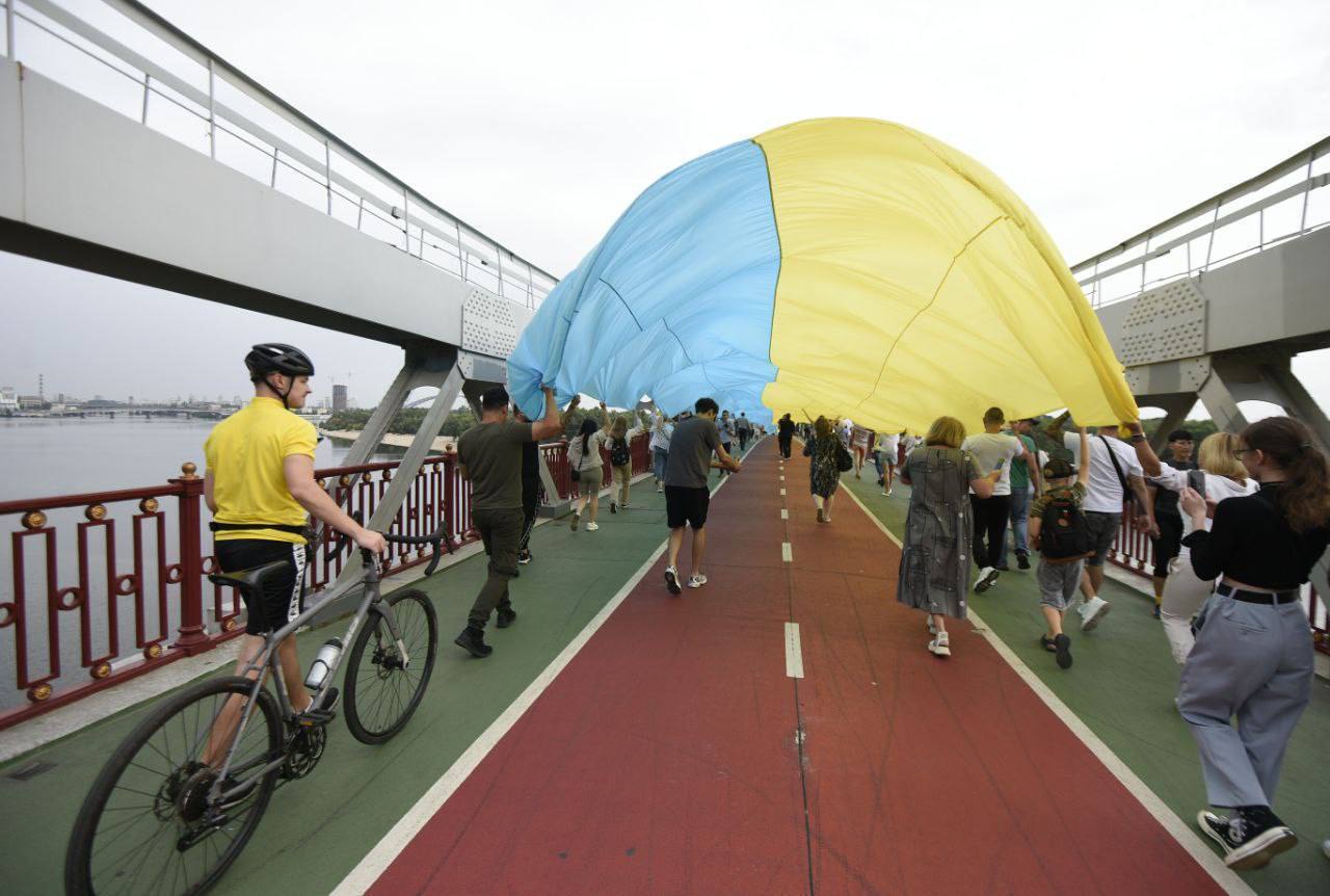 В Киеве с помощью огромного флага Украины объединили два берега Днепра. Фото и видео