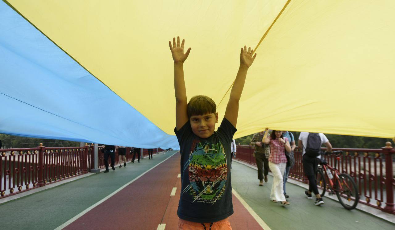 В Киеве с помощью огромного флага Украины объединили два берега Днепра. Фото и видео