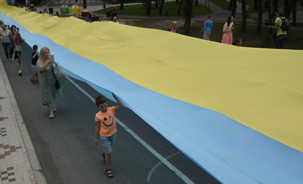 В Киеве с помощью огромного флага Украины объединили два берега Днепра. Фото и видео
