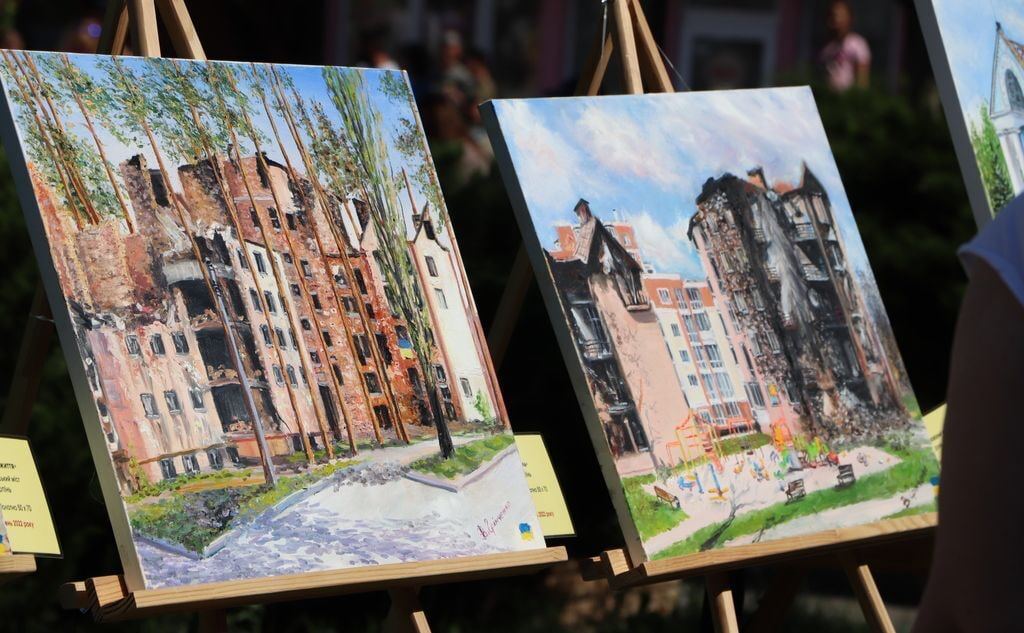 В центре Киева открылась выставка под открытым небом "Разрушенная Киевщина". Фото