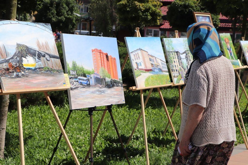 В центре Киева открылась выставка под открытым небом "Разрушенная Киевщина". Фото