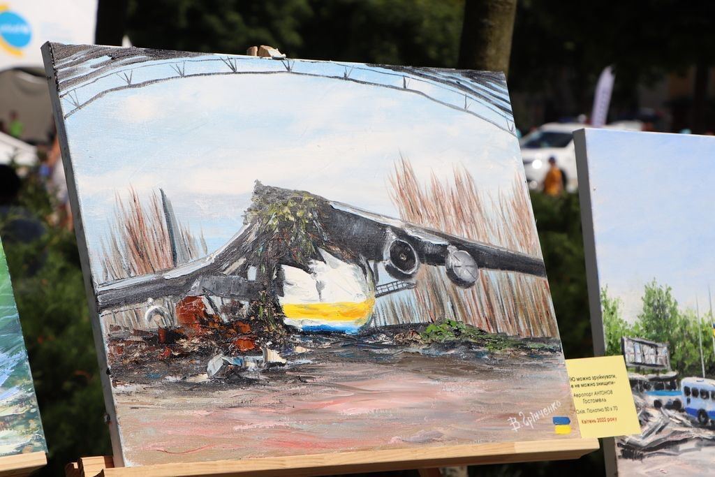 В центре Киева открылась выставка под открытым небом "Разрушенная Киевщина". Фото