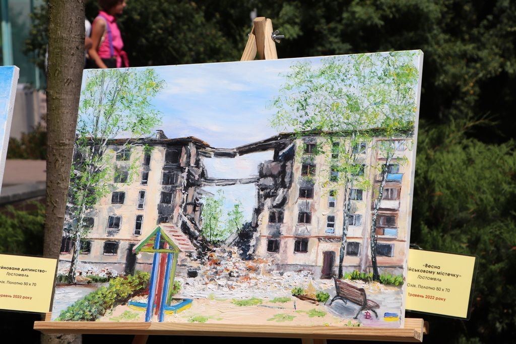 В центре Киева открылась выставка под открытым небом "Разрушенная Киевщина". Фото