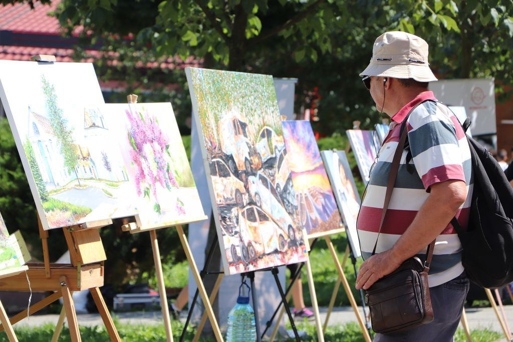 В центре Киева открылась выставка под открытым небом "Разрушенная Киевщина". Фото