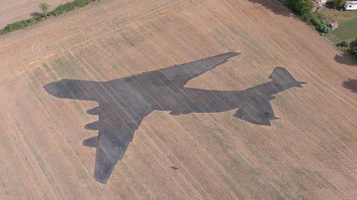 Український скульптор створив 80-метрову тінь літака "Мрія" на пшеничному полі в Данії. Фото