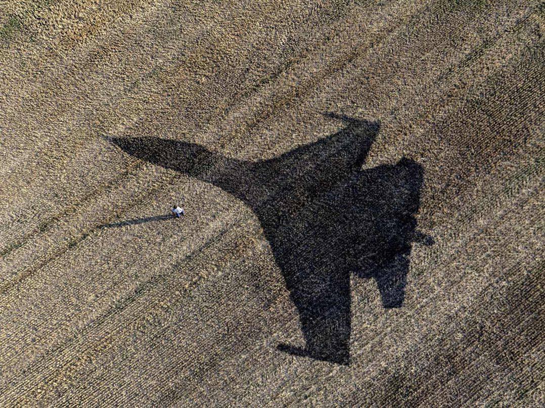 Украинский скульптор создал 80-метровую тень самолета "Мрія" на пшеничном поле в Дании. Фото