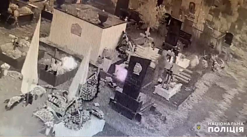 В Мукачево супруги воровали цветы из могил на Аллее Славы Героев, чтобы торговать ими на рынке: их зафиксировала камера наблюдения. Видео
