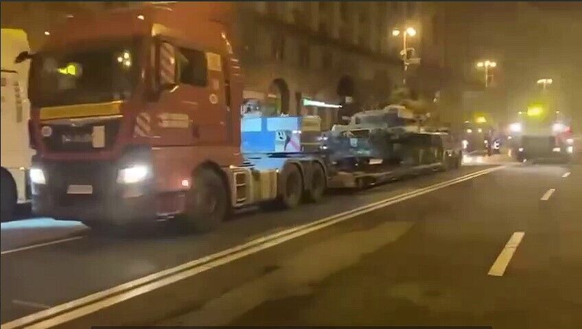 В Киеве с Крещатика вывезли уничтоженную технику оккупантов. Видео