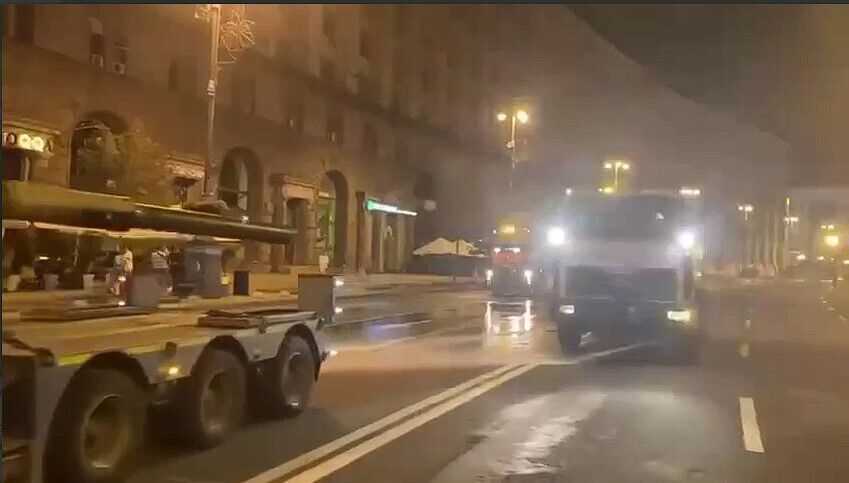 В Киеве с Крещатика вывезли уничтоженную технику оккупантов. Видео