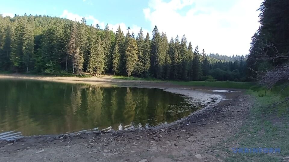 Рівень води у Синевирі постійно коливається залежно від погодних умов.