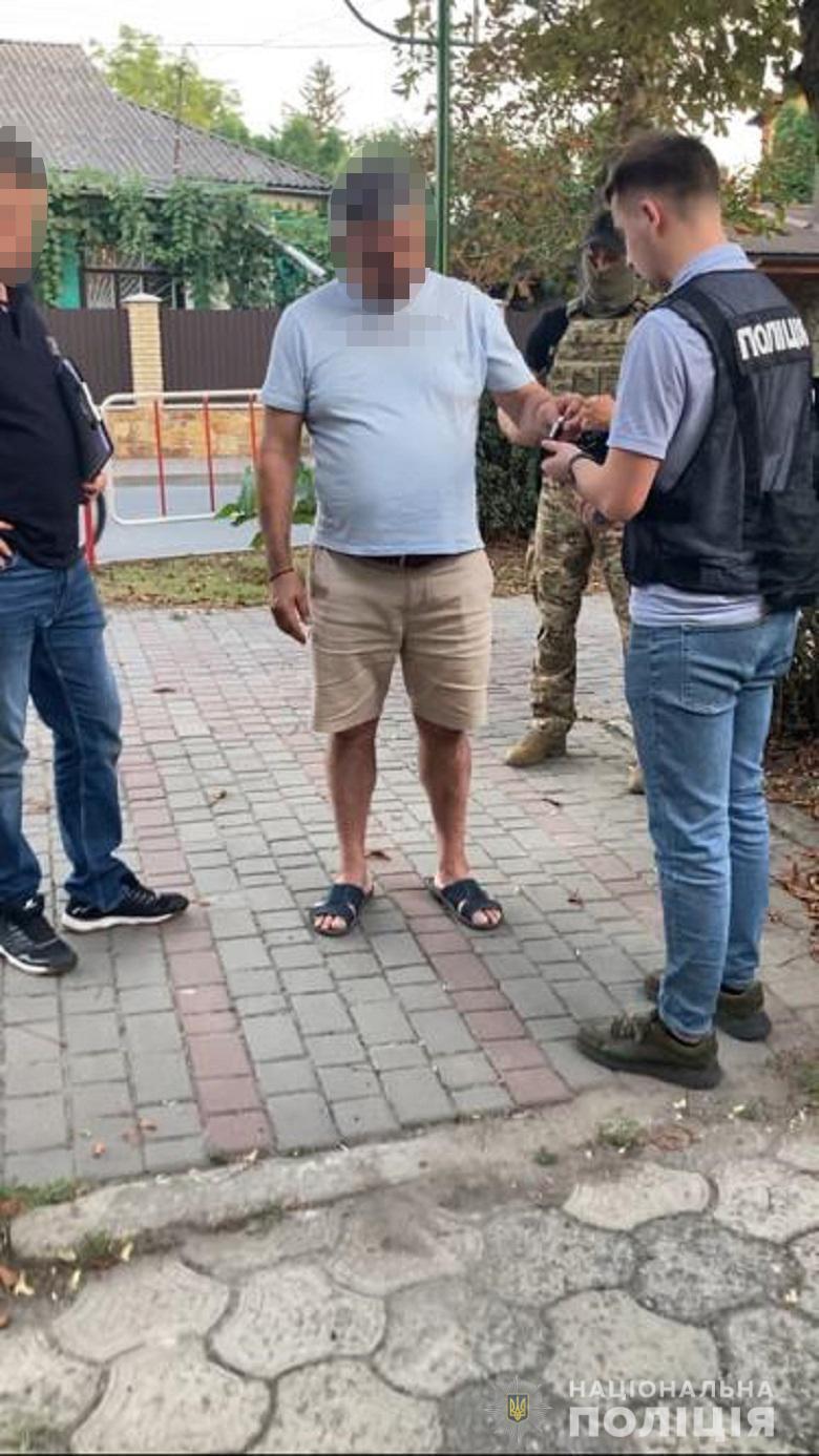 Киевские полицейские задержали иностранца, который за $5,5 тыс. обещал переправить украинца через границу. Фото