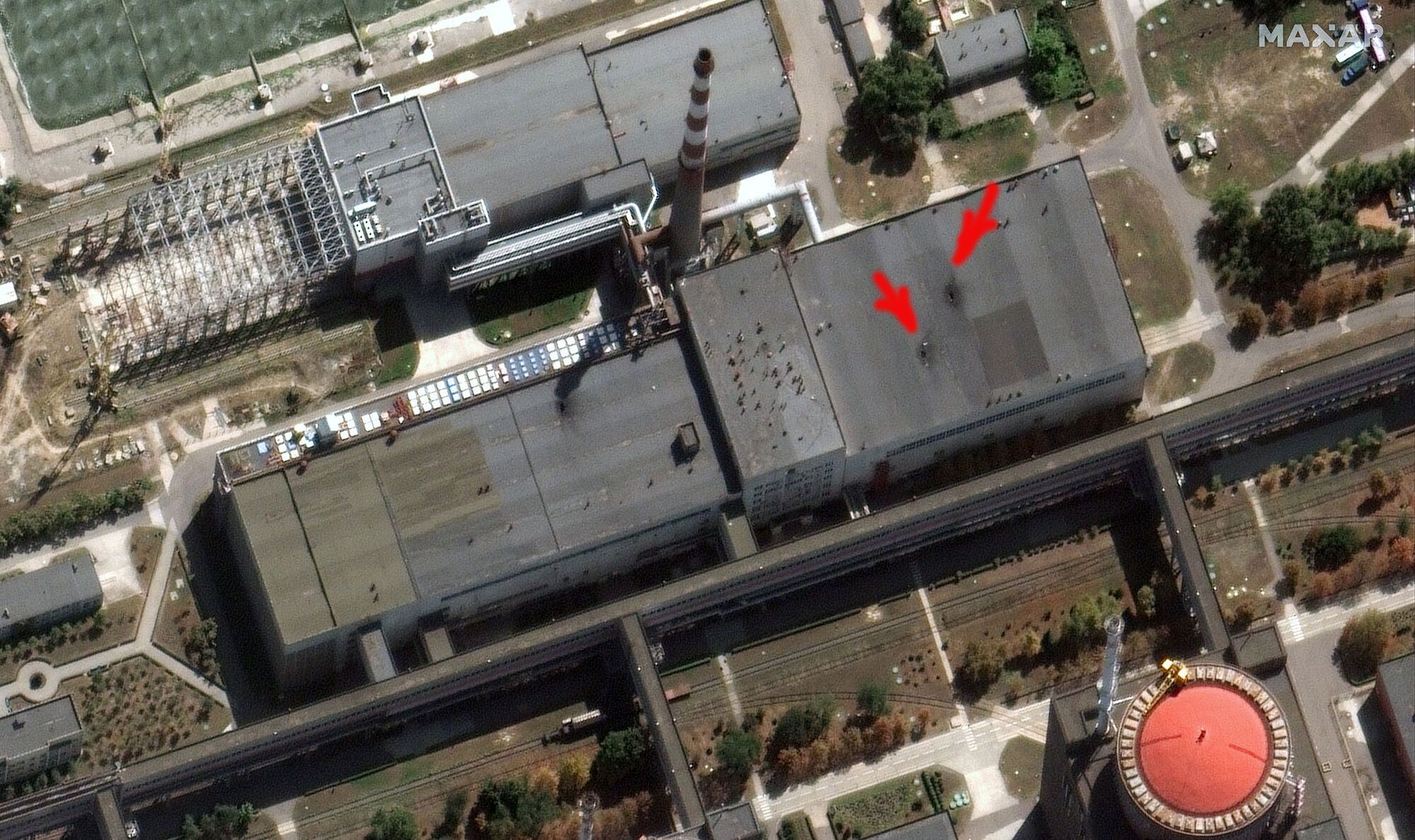 Оккупанты повредили крышу здания Запорожской АЭС