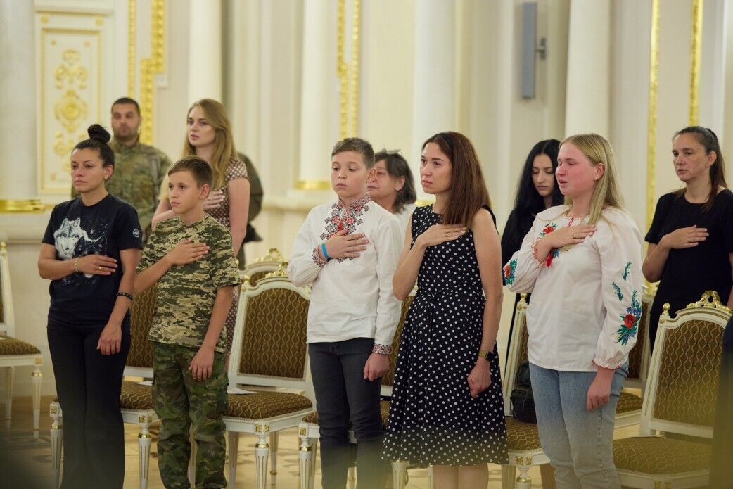Зеленский вручил ордена "Золотая Звезда" семьям погибших Героев Украины