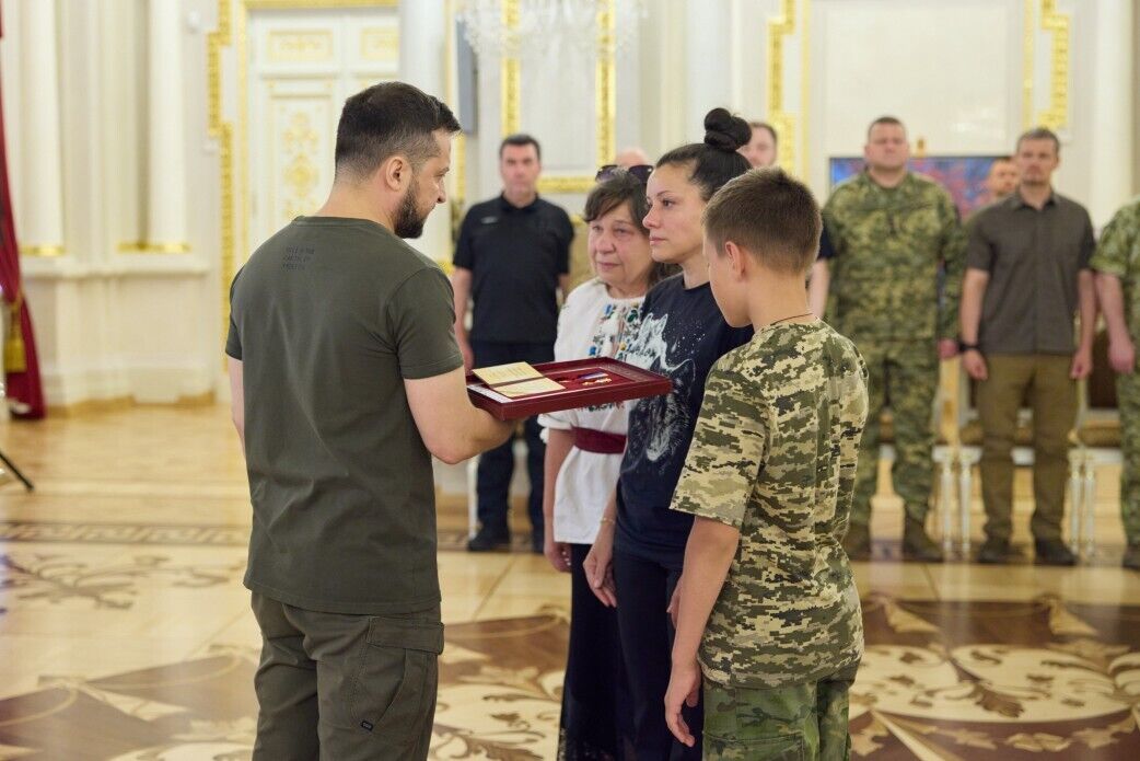 Зеленский вручил ордена "Золотая Звезда" семьям погибших Героев Украины