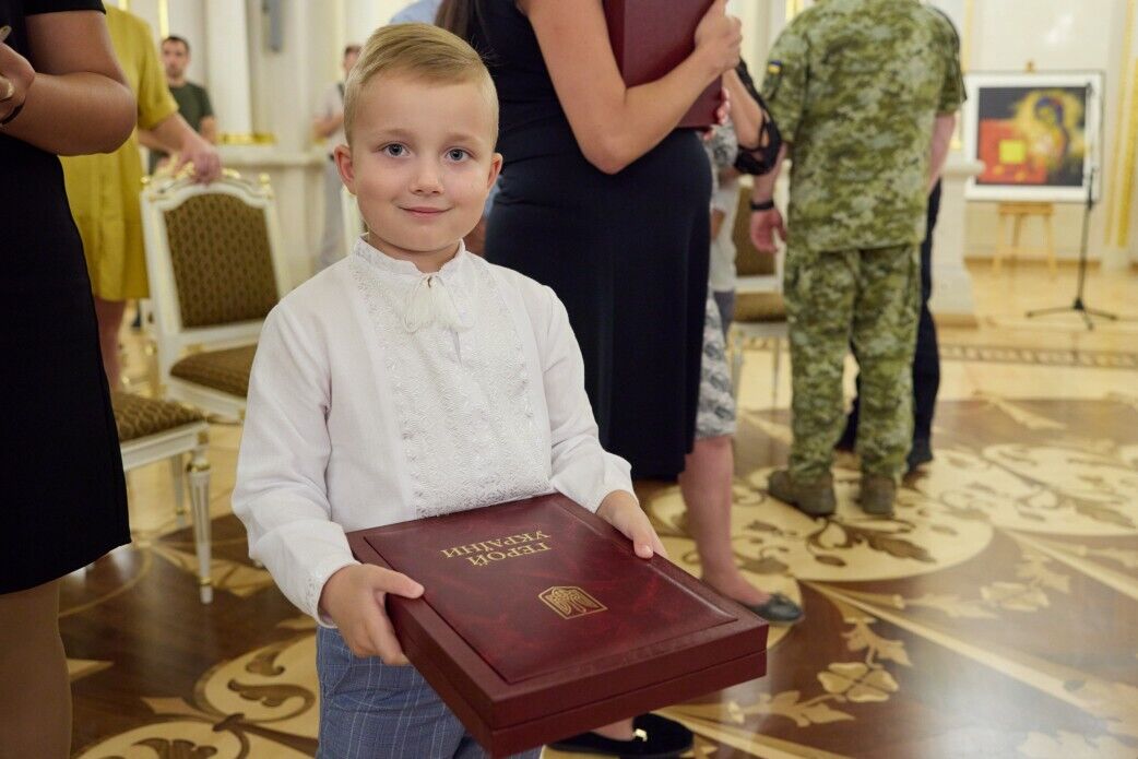 Зеленский вручил ордена "Золотая Звезда" семьям погибших Героев Украины