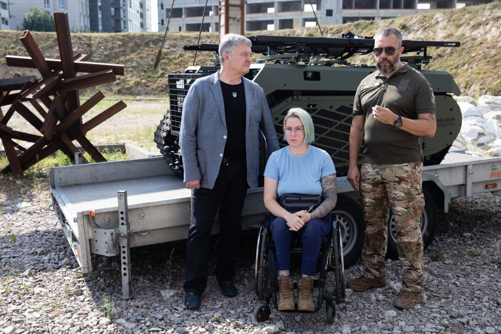 Порошенко привіз в Україну унікальну зброю – робота, який вивозить поранених із поля бою