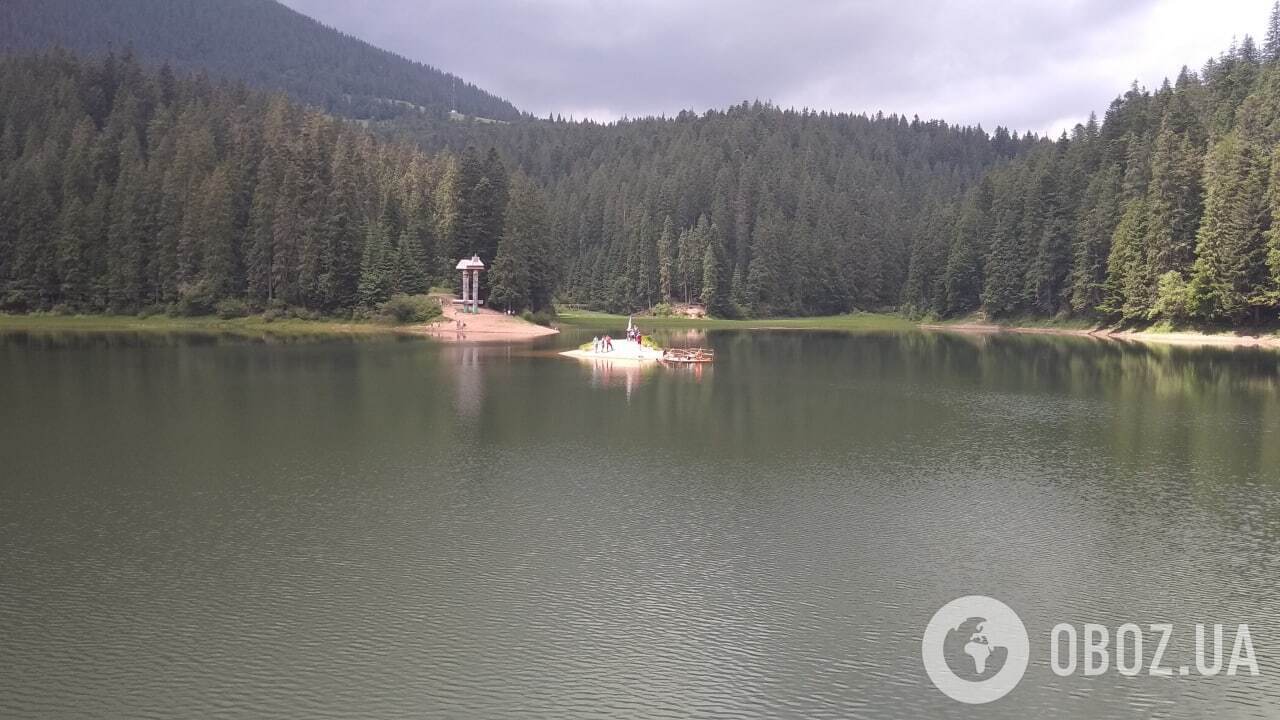 Синевир, наполненный водой, выглядит сказочно.