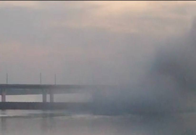 На Антоновским мостом виден дым