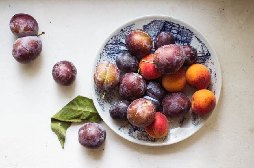 Як заморожувати абрикоси, персики та сливи: найзручніші способи