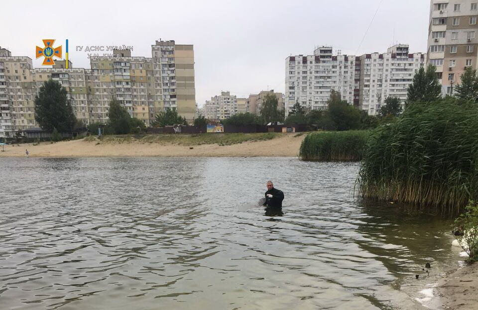 Рятувальники доставили тіло чоловіка на берег.