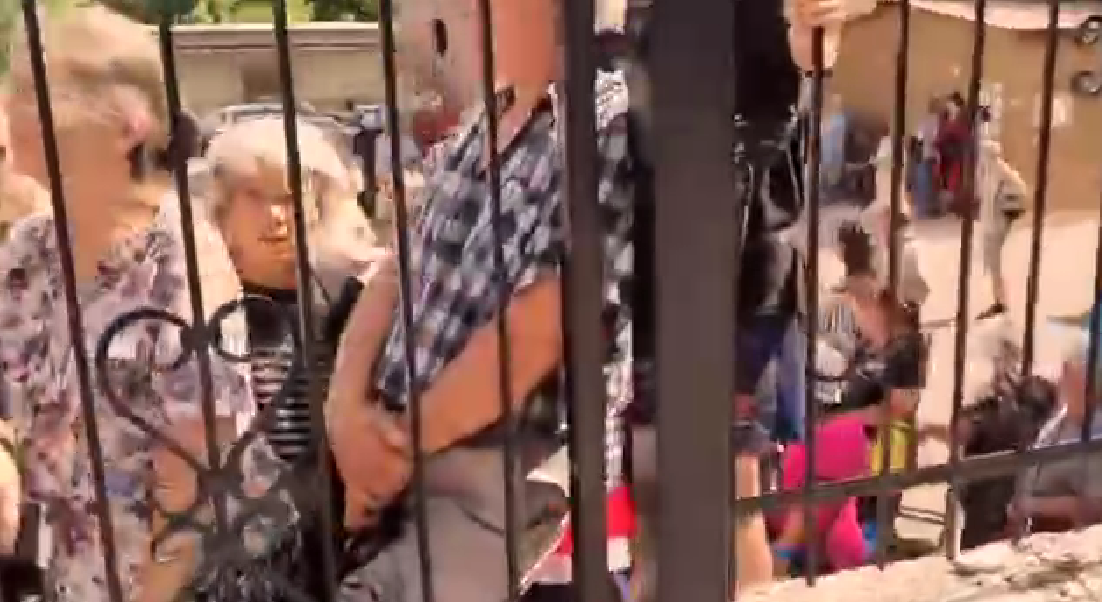 В Мариуполе оккупанты заставляют людей стоять в очередях за продуктами под палящим солнцем. Видео