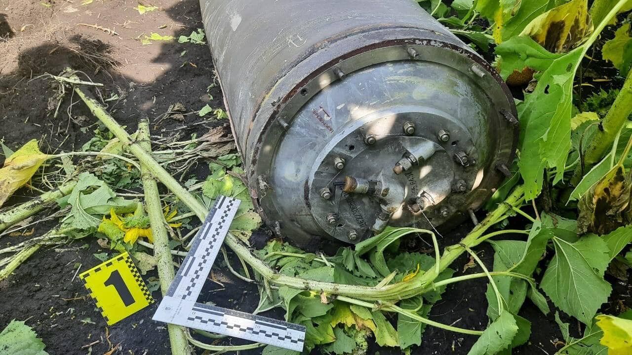 В Харьковской области силы ПВО сбили российскую ракету: обломки упали в поле. Фото