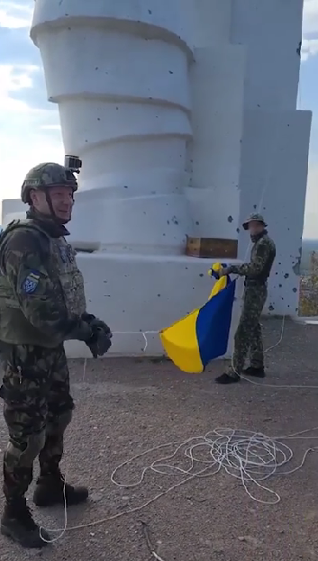 Украинские воины подняли государственный флаг.